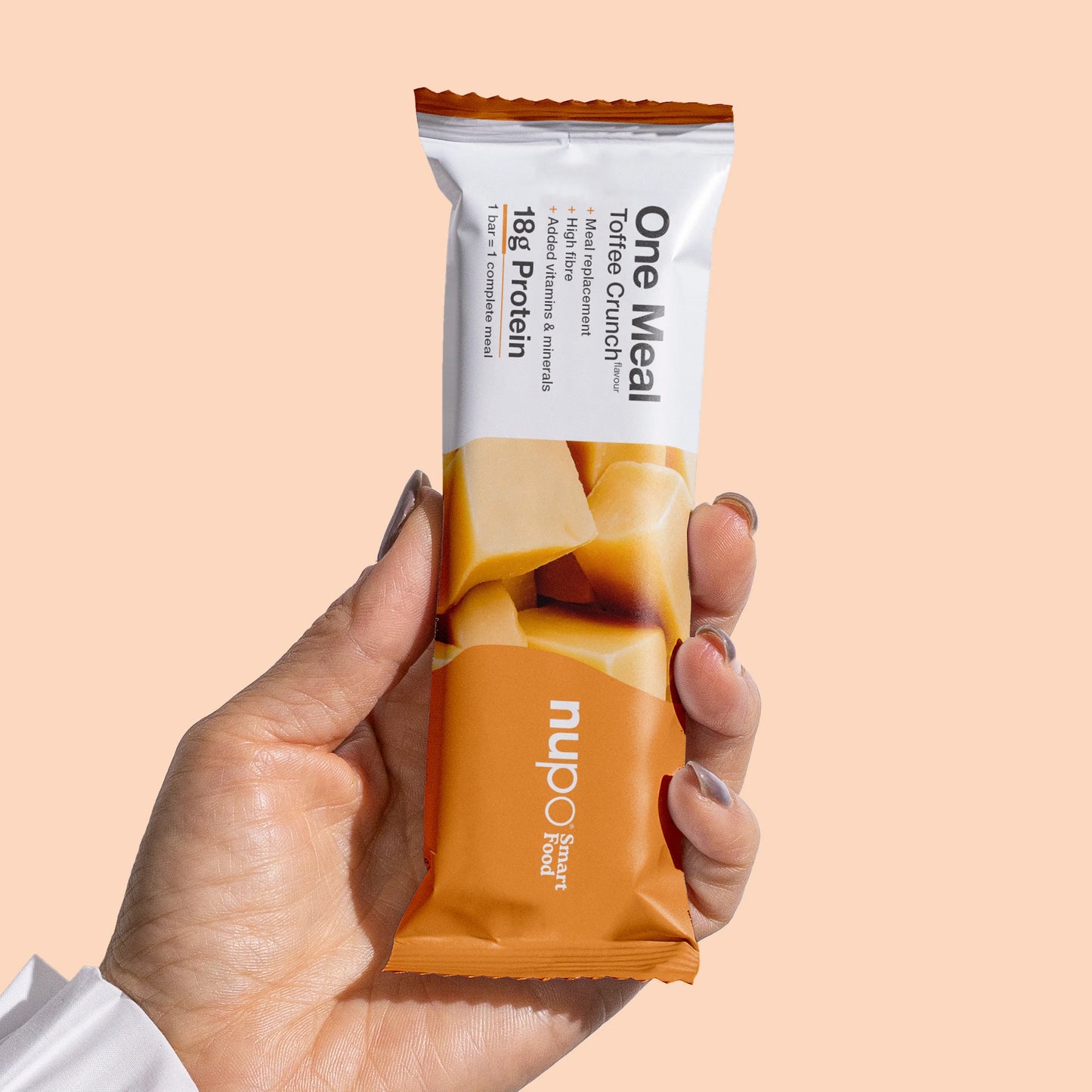 Nupo One Meal Bar Toffee Crunch bar i hand – enkel måltidsersättning att ta med överallt