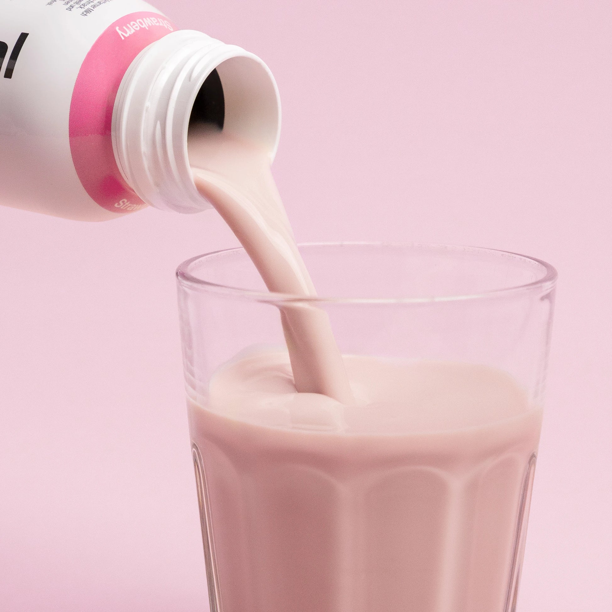 Nupo One Meal RTD Strawberry shake hälls i glas