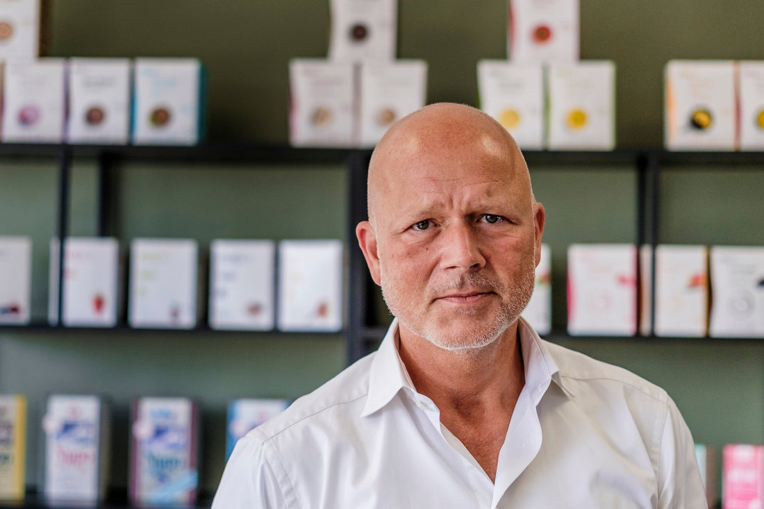 Bakom vd:n Peter Wedelheim staer en diet som har oepnat doerrarna till det brittiska haelsosystemet.  Foto: Robert Hendel