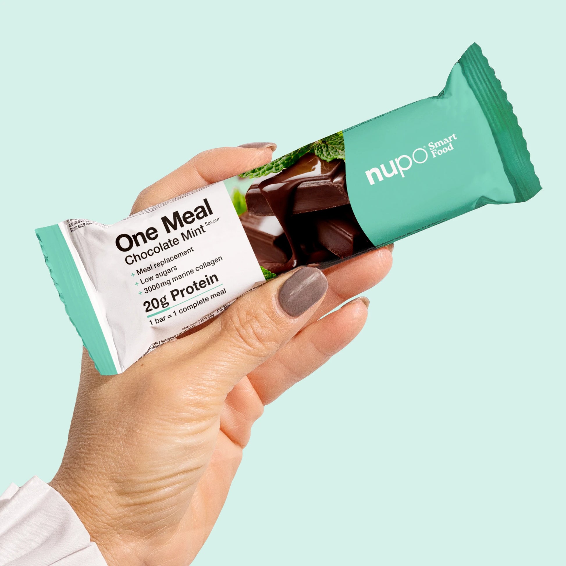 Nupo One Meal Bar Chocolate Mint bar i hand