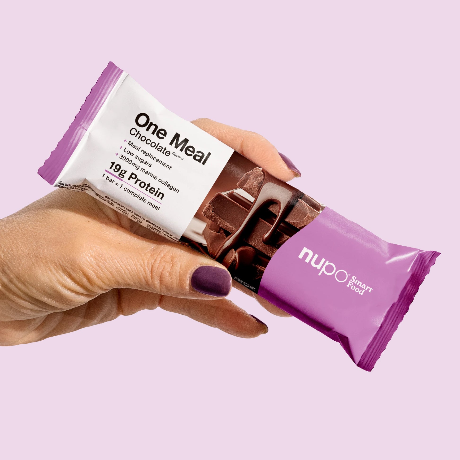 Nupo One Meal Bar Chocolate bar i hand