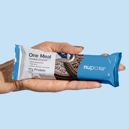 Nupo One Meal Bar Cookie Crunch bar i hand – praktisk måltidsersättning för dig på språng