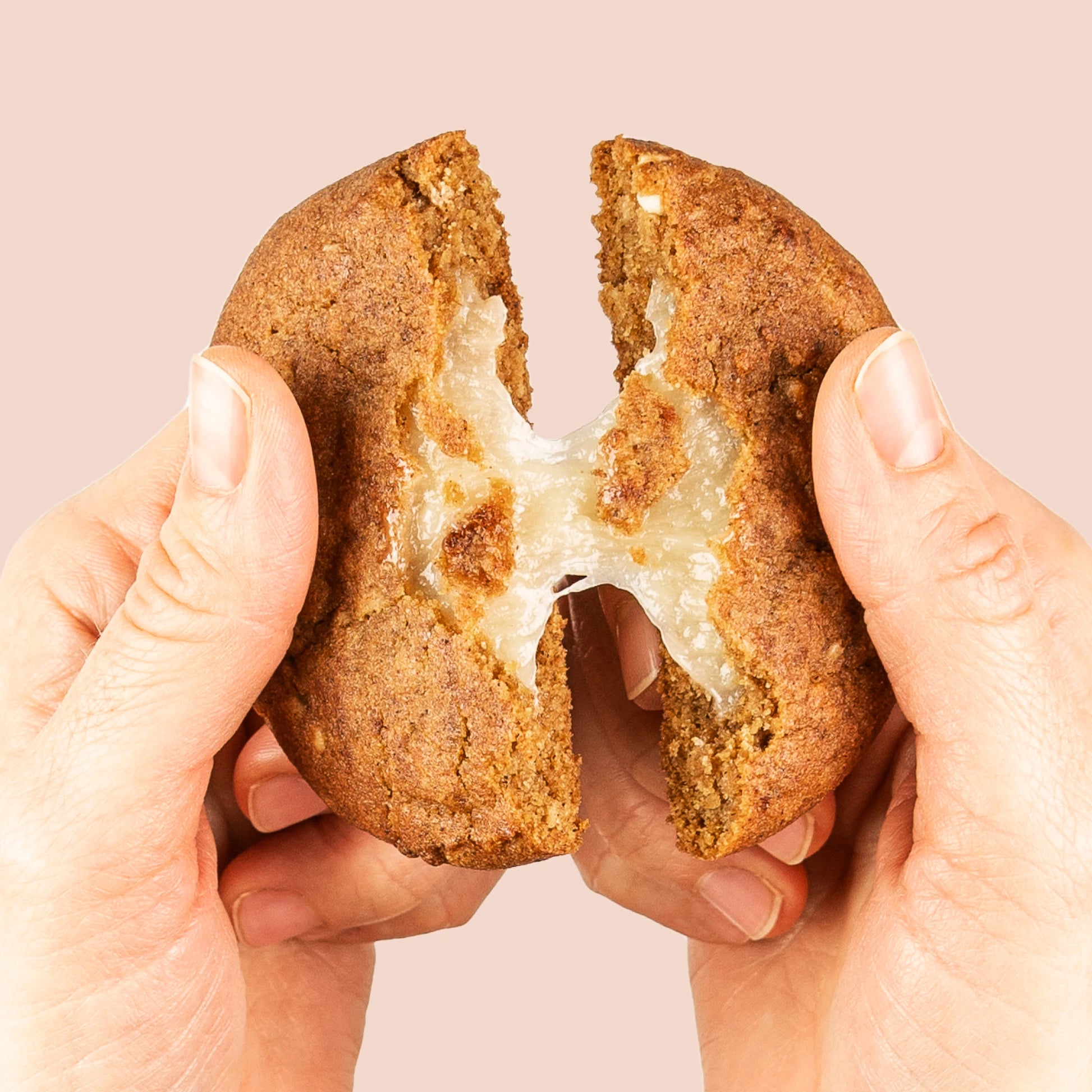 Nupo One Meal Bar Apple & Cinnamon bar i hand
