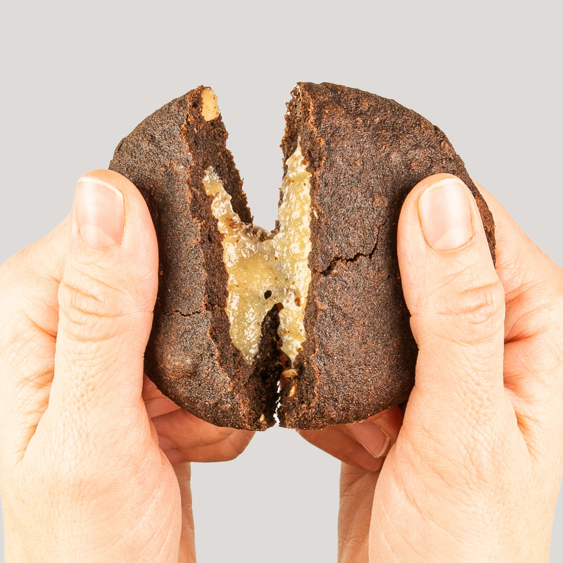 Nupo One Meal Bar Cookies & Cream bar i hand