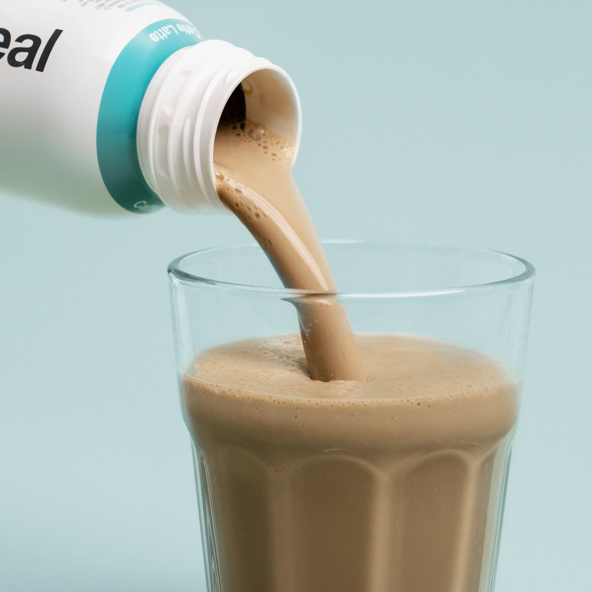 Nupo One Meal RTD Caffe Latte shake hälls i glas