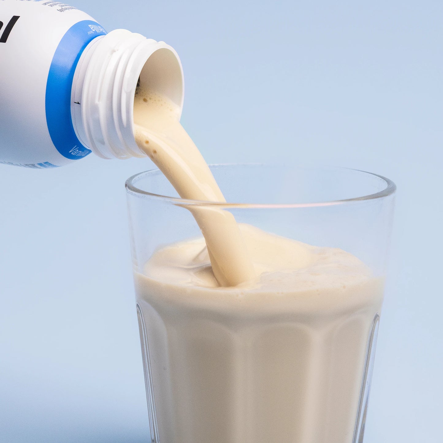 Nupo One Meal RTD Vanilla shake hälls i glas